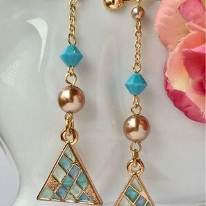 タイル柄トライアングル×スワロフスキーのモダンイヤリング 空色 ピアス変更可 クリスタルガラス アクセサリー モザイクタイル