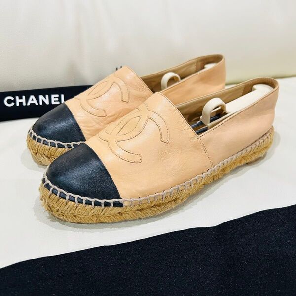 CHANEL ベージュ エスパドリーユ 黒 39 24.5 cm スニーカー バイカラー 本革 ラムスキン