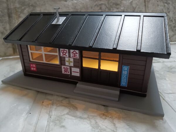 【HOゲージ】【夜景】着色完成品・ストラクチャー(・乗務員・保線員)木造詰所(中サイズ) 黒屋根 建屋照明付き