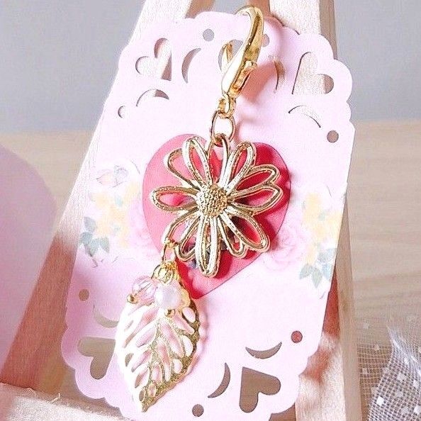 No.106 マーガレットとミニビーズのアクセサリーキーホルダーチャーム カニカン ハンドメイド ゆめかわ キラキラ パール