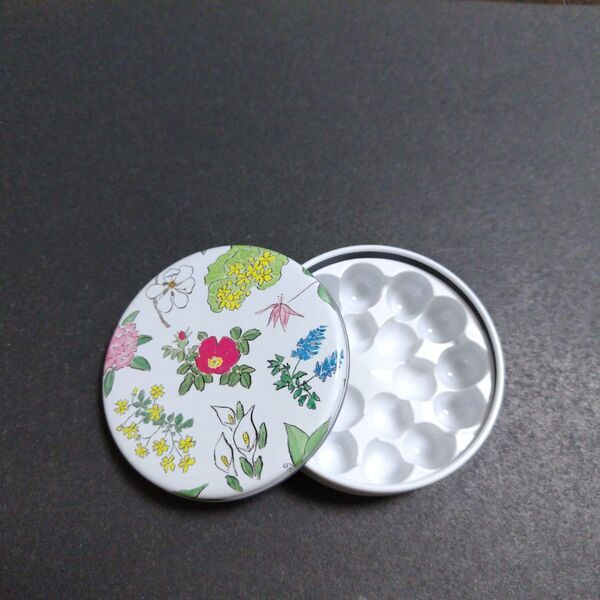【六花亭】六花のつゆ 空き缶 直径約6.7cm 18個凹み付き