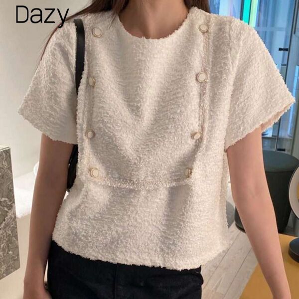 Dazy 半袖トップス オフホワイト ゴールドボタン