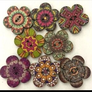 新品未使用 ウッドボタン 木のボタン エスニック柄お花 ランダム 8個 25mm新品未使用