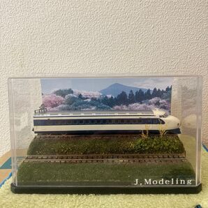 【超お買い得】Nゲージ 車両 複線段差あり展示台ジオラマ【背景画および0系新幹線先頭T車両(ヘッドライト点灯)付属】
