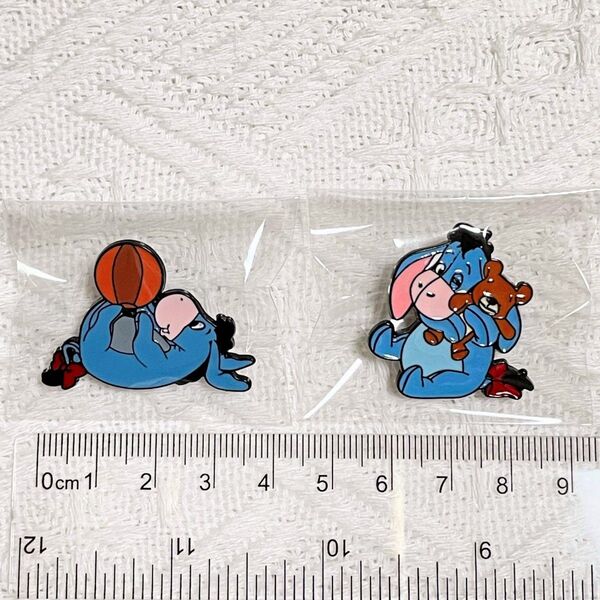【新品未使用】くまのプーさん イーヨー ピンバッジ ピンバッチ ピンズ ブローチ 2点セット バラ売り可能