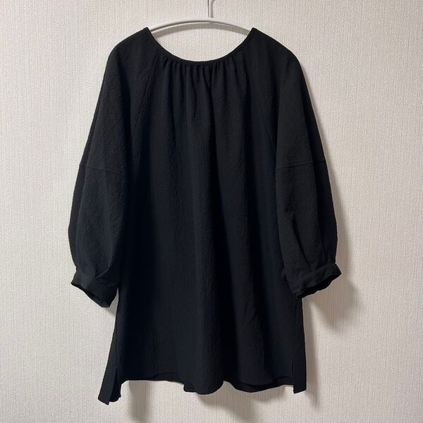 黒の五分袖チュニック バックボタン付き