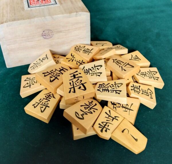 【将棋駒】山一作 上彫駒(楷書体)手彫り※カスタマイズ品 桐駒箱付き
