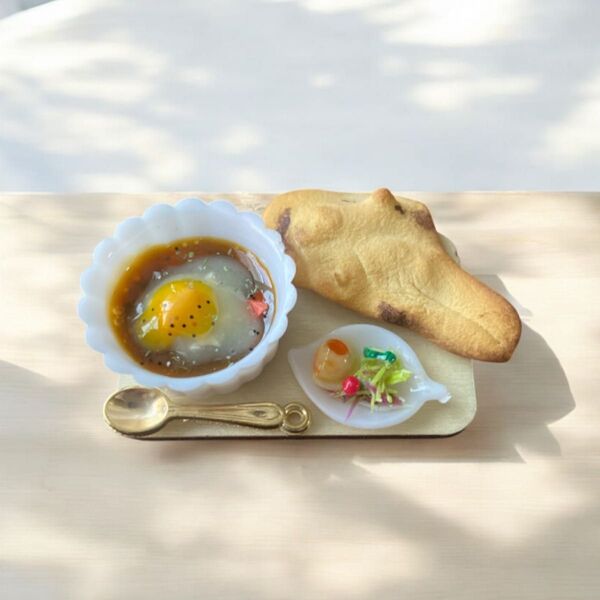 No.887 ミニチュアフード ミニチュアナンカレー サラダ 付き 木のトレー ドール用 小物 食品サンプル ハンドメイド