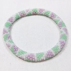 パープル・グリーン・ホワイトビーズの幾何学模様バングル 16cm