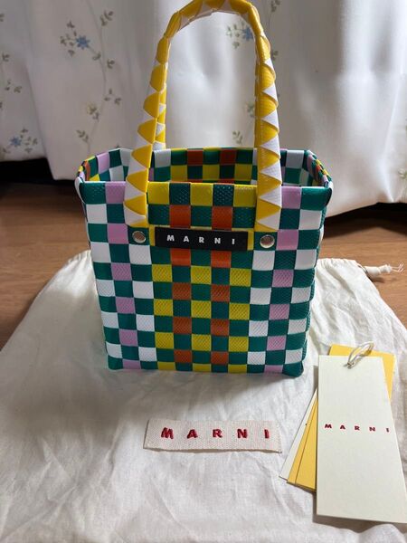 マルニ ミニカゴバッグ