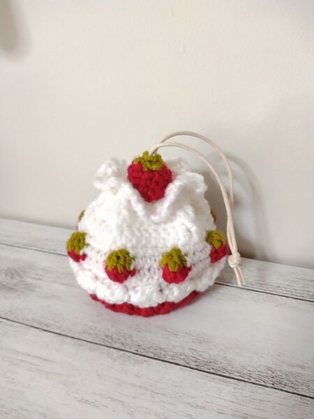 ぷっくり苺の巾着ポーチ 小物入れ ハンドメイド カップケーキ型