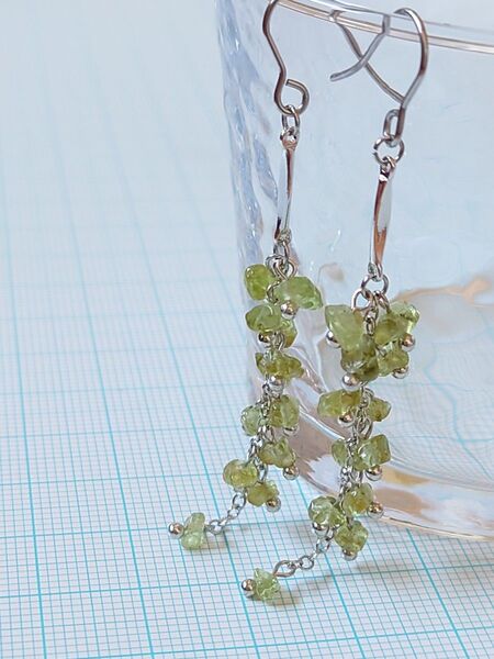 天然石ペリドットさざれの藤の花ピアス(バー) アレルギー対応 サージカルステンレス316L シルバー1ペア フック ハンドメイド