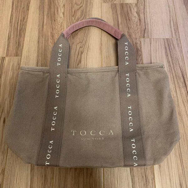 TOCCAのトートバッグです。持ち手の部分はラベンダー色で本体はピンクベージュ系です。お色綺麗です。多少の使用感スレあり