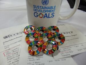  SDGs ピンバッジ 8個（6270円税込）（国連ブックショップ購入・送料無料・新品未使用）(留具はラバークラスプ付き)（保存袋付8枚き）UN18