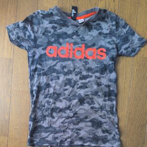 adidas Tシャツ 迷彩柄 ロゴ入り グレー系