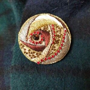 刺繍のブローチ ビーズ