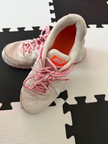 Nike ランニングシューズ24㎝ホワイト/ピンク 通学用にも