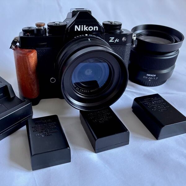 Nikon Z fc ミラーレス一眼カメラ レンズキット ブラック 単焦点24mm f1.7 バッテリー2個 充電器 おまけ