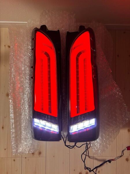 ハイエース200系テールランプヴァレンティRevo 保安基準適合品シーケンシャルウインカー搭載 点灯確認済み
