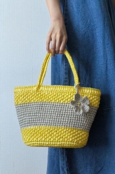 スズランテープバッグ ビニールテープバッグカゴバック 黄色×グレージュ 花チャーム付き