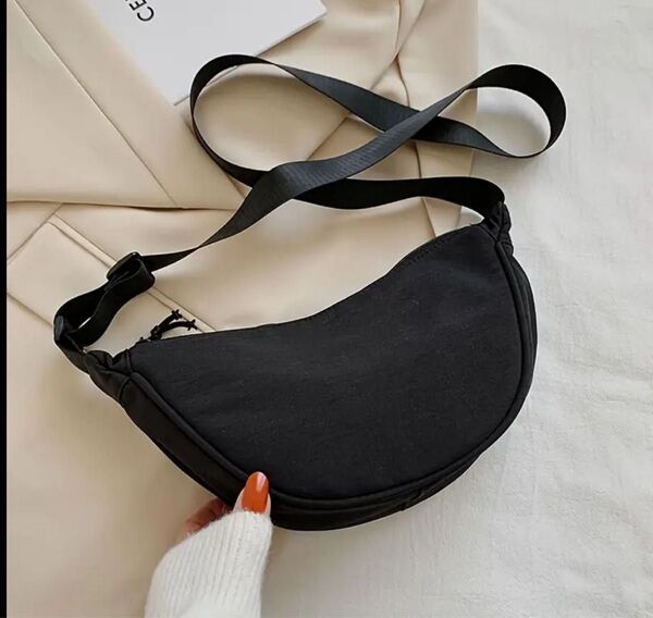ラウンドミニショルダーバッグ レディース 斜めがけ クロスボディ サコッシュ 黒 シンプル 可愛い 男女兼用