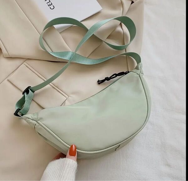 ラウンドミニショルダーバッグ レディース 斜めがけ クロスボディ サコッシュ 薄緑 シンプル 可愛い 男女兼用