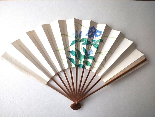 扇子 花柄 涼しげなデザイン