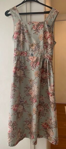 【美品】LAURA ASHLEY ローラアシュレイ エプロン 花柄 人気の柄 フリーサイズ 綿