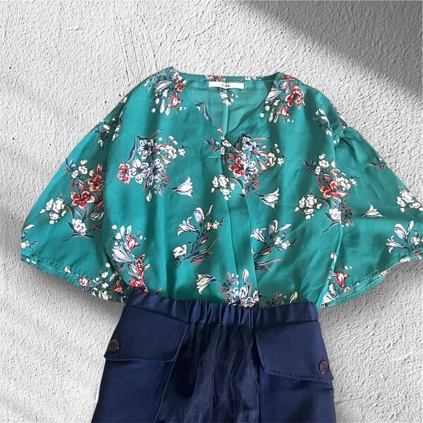 グレイル 花柄トップス グリーン Vネック GRL