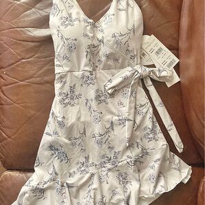未使用 新品 タグ付き 水着 ワンピース 花柄 ホワイト系