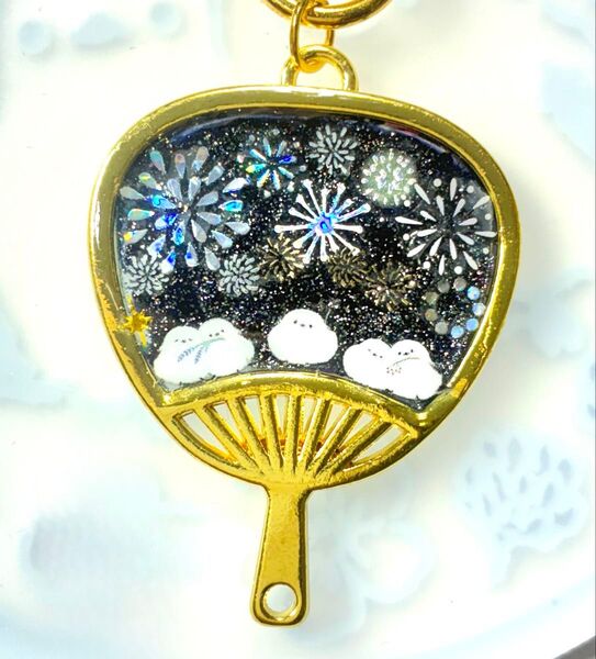 (2502) シマエナガと花火のうちわ型キーホルダーです♪ハンドメイド レジン 鳥 夏