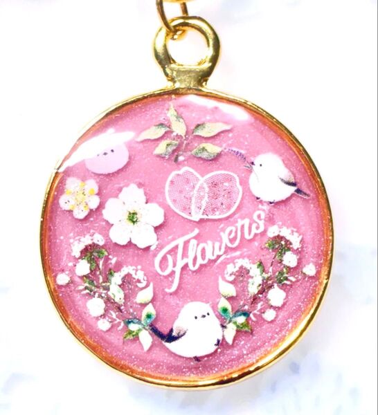 (2397) 可愛いシマエナガとお花のキーホルダーです♪ハンドメイド レジン 鳥