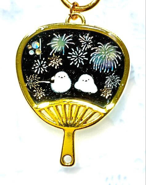 (2504 ) シマエナガと花火のうちわ型キーホルダーです♪ハンドメイド レジン 鳥 夏