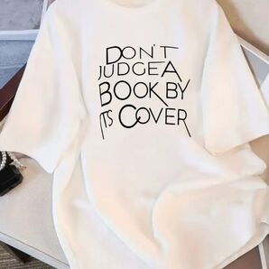 女性のカジュアルなTシャツ "Don't Judge a Book by Its Cover"プリント - ショートスリーブ