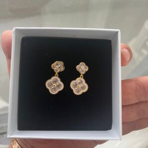 クローバー ピアス ゴールド ホワイト