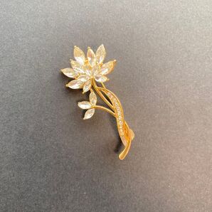 ブローチ 蓮の花言葉 『清らかな心』『神聖』 クリスタルガラス ラインストーン アクセサリー 贈り物 プレゼント 簡易ラッピング付