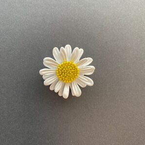 ブローチ ホワイトのお花 清楚 清らかさ デイジー ガーベラ かわいいお花 アクセサリー プレゼント 贈り物 簡易ラッピング付き