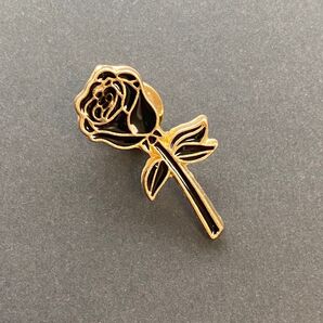 おしゃれな黒薔薇 ピンバッジ ゴールドライン カジュアルからフォーマル アクセサリー プレゼント 贈り物 簡易ラッピング付き