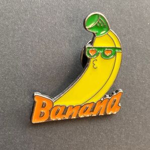 ピンバッジ BANANA 愉快なフルーツ みんな大好きなバナナ アクセサリー プレゼント 贈り物 簡易ラッピング付き
