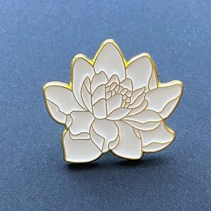 ピンバッジ 白蓮 蓮の花言葉 『清らかな心』『神聖』 白い蓮の花 ゴールドの縁 フォーマル 上品 プレゼント 簡易ラッピング付き
