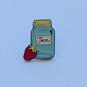 ピンバッチ ジャム瓶 苺 いちごジャム JAM BOTTLE 空瓶 カジュアル かわいい 贈り物 プレゼント 簡易ラッピング付き
