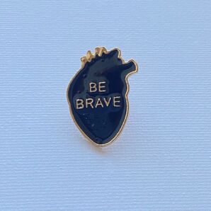 ピンバッチ BE BRAVE 『勇気を出して』 応援 カジュアル 贈り物 プレゼント メッセージ 簡易ラッピング付き