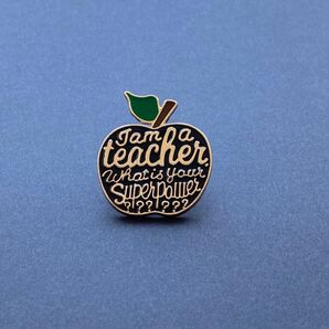 ピンバッチ 黒りんご ロゴ入り 『Jam a teacher what is your Superpower?』簡易ラッピング付き