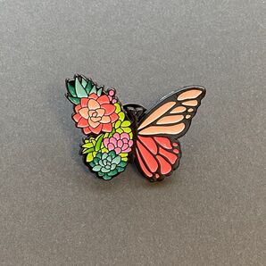 お花と蝶々 ピンバッジ カラフルな美しい蝶々 ブラック 贈り物 プレゼント 簡易ラッピング付き