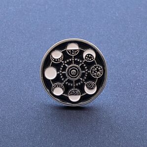 ピンバッチ 星の満ち欠け 『イクイノックス』 宇宙 明暗が等しい 春分 秋分 分岐点 贈り物 プレゼント 簡易ラッピング付き