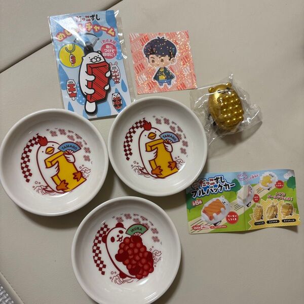今日限定値下げ!早い者勝ち スシロー だっこずしめじるしチャーム&まめ皿3枚&JINステッカー&レアゴールドプルバックカーセット