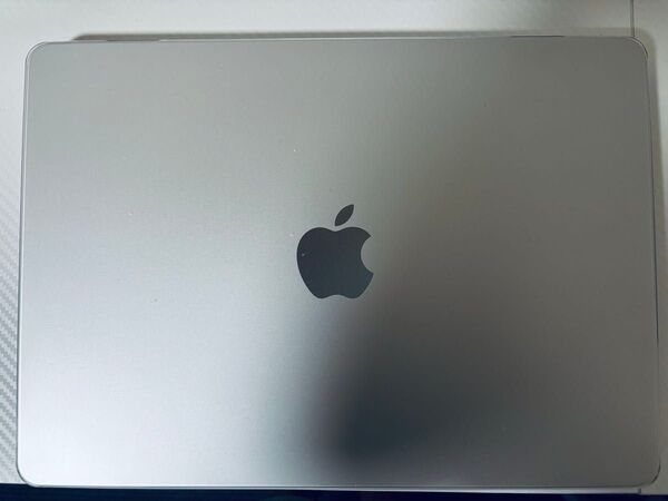 M2チップ搭載の13インチMacBook Air、シルバー、16GBメモリ、256GB SSD