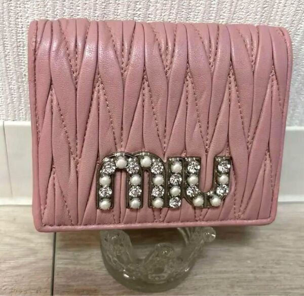 miumiu 二つ折り財布 マテラッセ ビジューパール ラメ入り ピンクシルバー