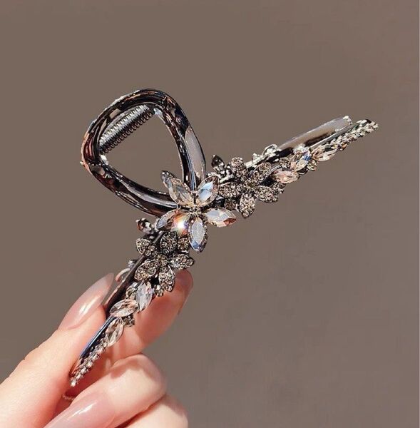 キラキラ花モチーフヘアクリップ 高級感 ビジュー 大人 可愛い 上品アクセサリー おしゃれ フラワー 髪留め レディース シンプル
