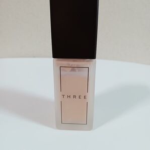THREE アドバンスド エシリアル スムス ファンデーション 102